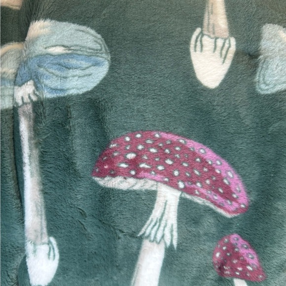 GREEN THROW BLANKET WITH MUTICOLORED MUSHROOM VARIETIES IN PINK, BLUE & GREY - Picture 9 of 9